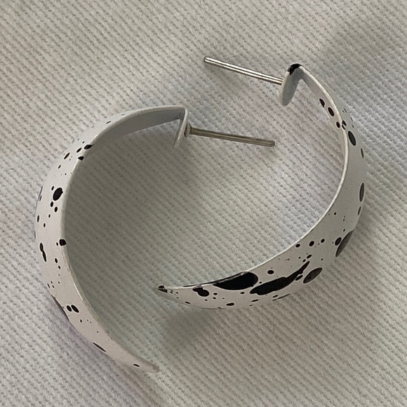 Vintage 80s black and white splatter paint crescent earrings Dalmatian Cow style - Picture 4 of 6